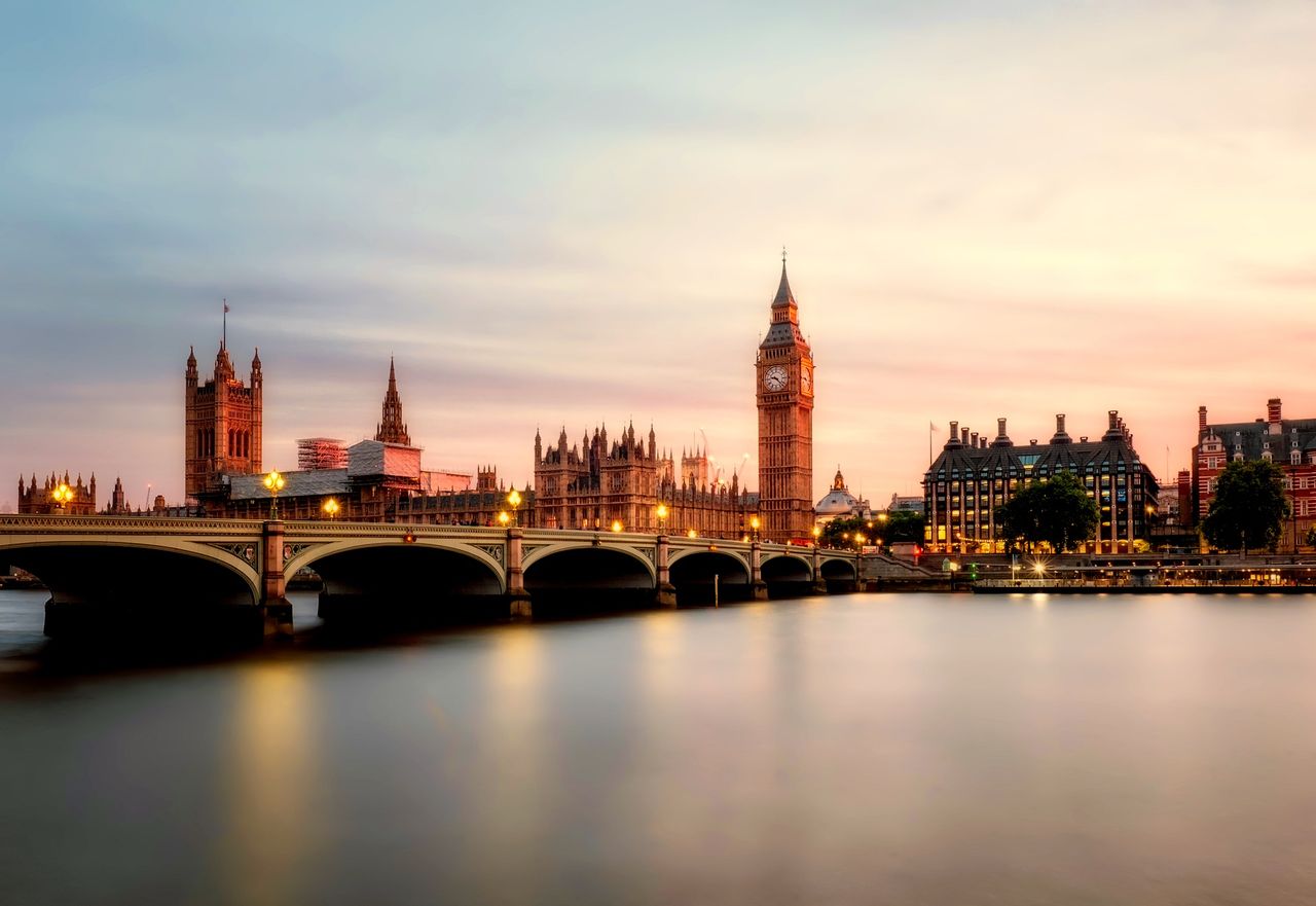 英国留学中介费用构成与退费边界对比图